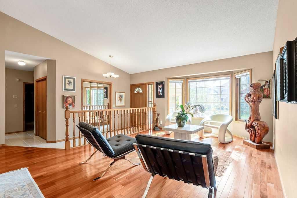 208 Hawkview Manor Place NW, Calgary — photo 2 of 41