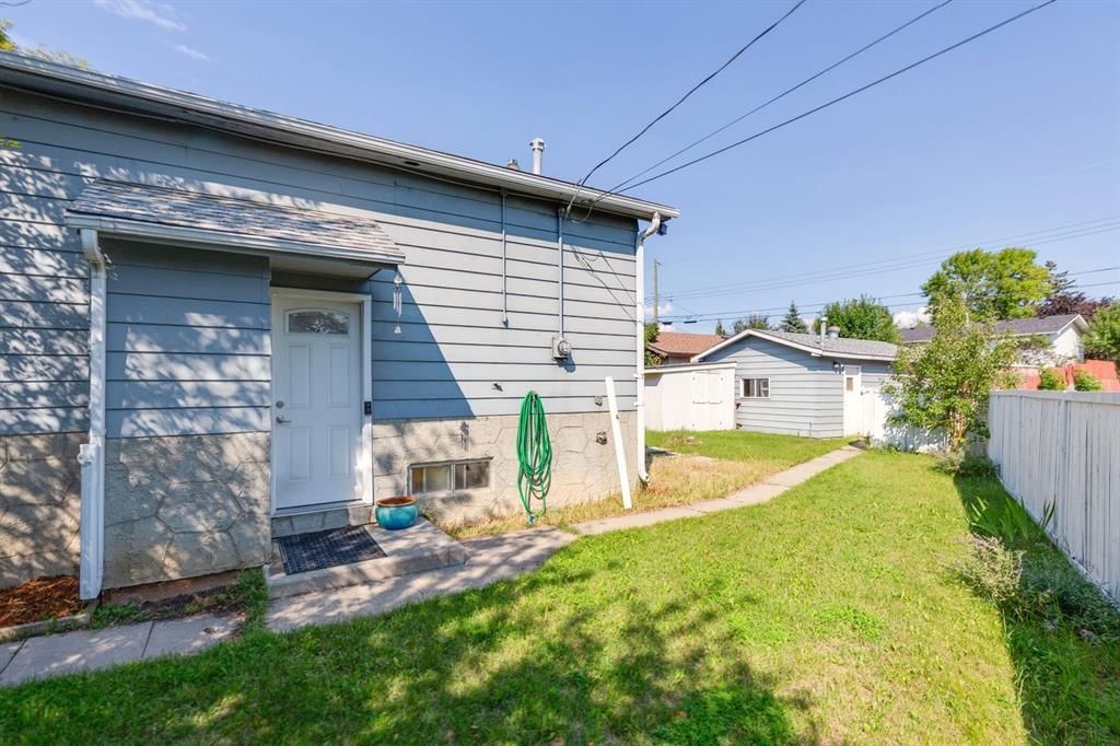 3556 33 Street SE, Calgary — photo 2 of 28