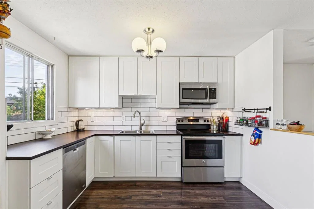 3556 33 Street SE, Calgary — photo 3 of 28