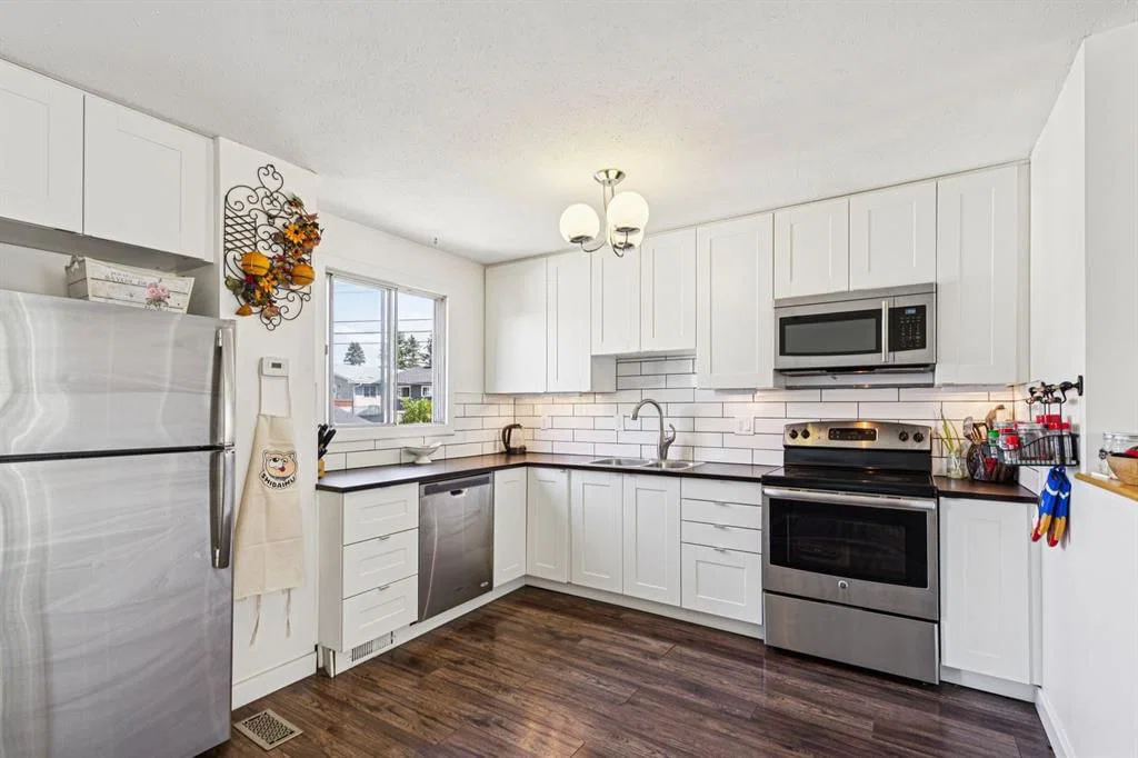 3556 33 Street SE, Calgary — photo 4 of 28