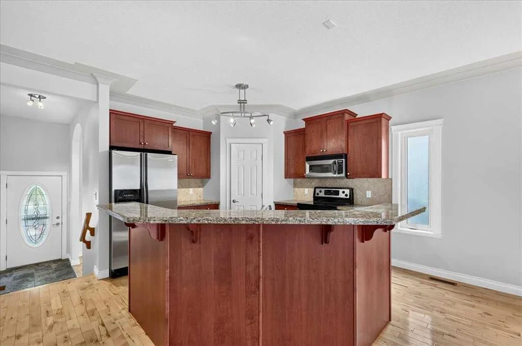 125 25 Avenue NW, Calgary — photo 2 of 48