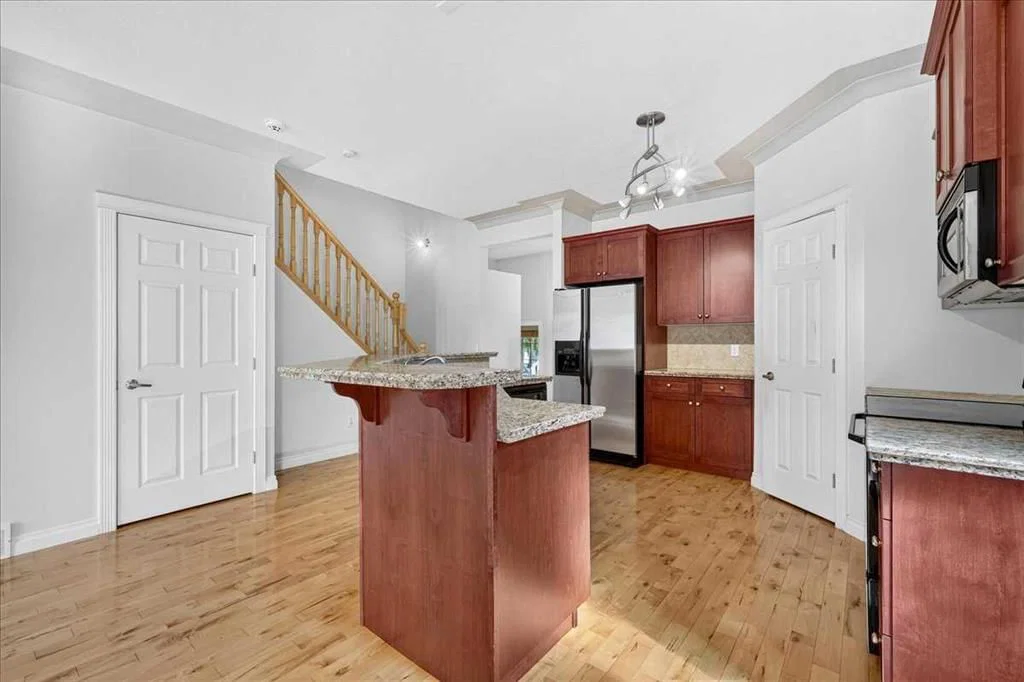125 25 Avenue NW, Calgary — photo 4 of 48
