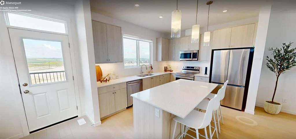 271 Creekside Manor SW, Calgary — photo 2 of 12