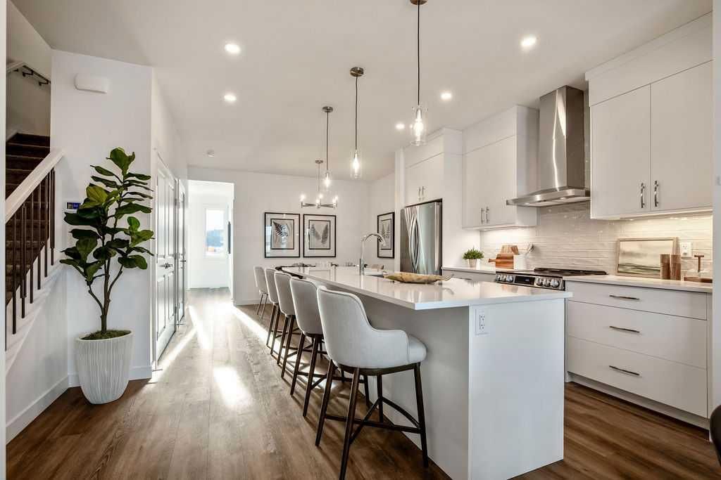 275 Creekside Manor SW, Calgary — photo 2 of 17