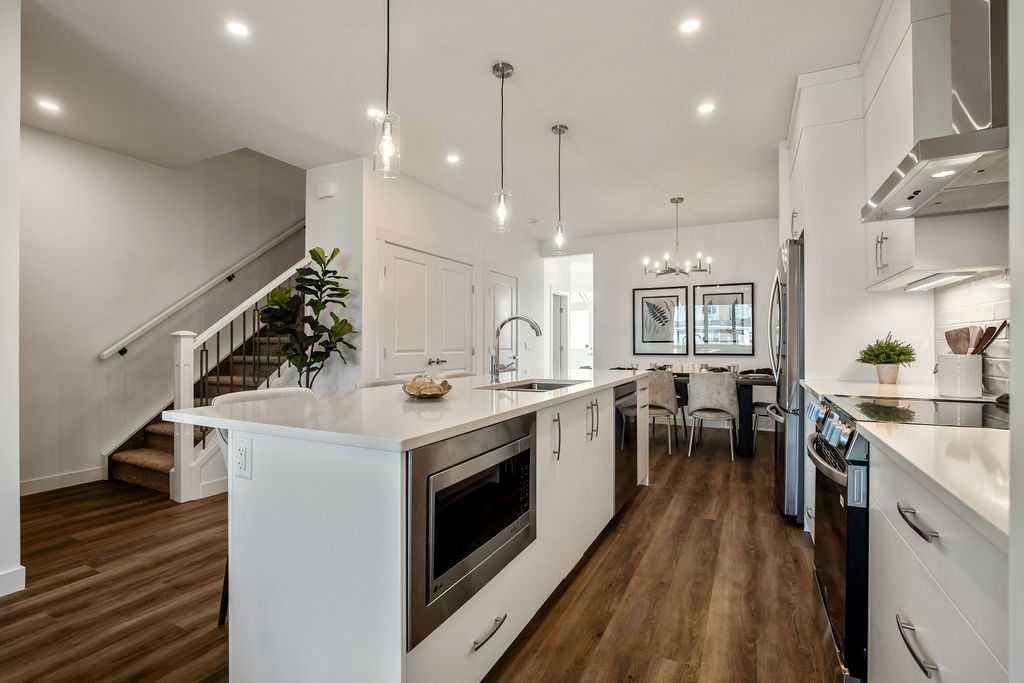 275 Creekside Manor SW, Calgary — photo 3 of 17