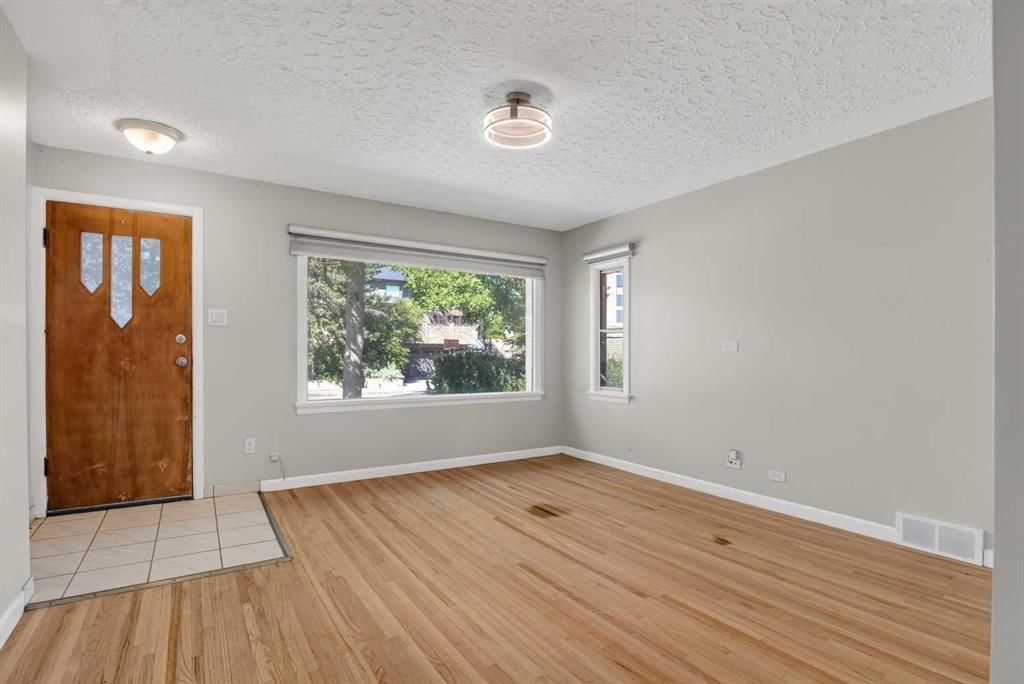 1021 Drury Avenue NE, Calgary — photo 3 of 29