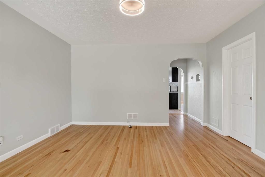 1021 Drury Avenue NE, Calgary — photo 4 of 29