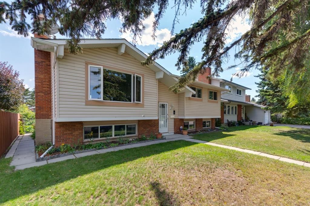 532 Queensland Circle SE, Calgary — main listing photo