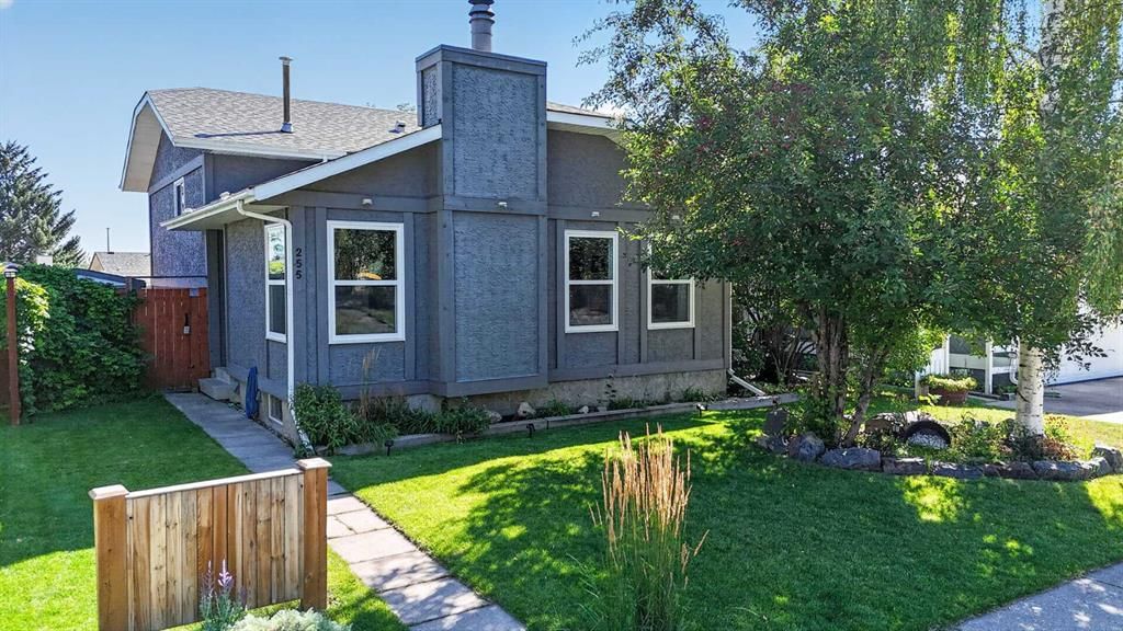 255 Shawcliffe Circle SW, Calgary — main listing photo