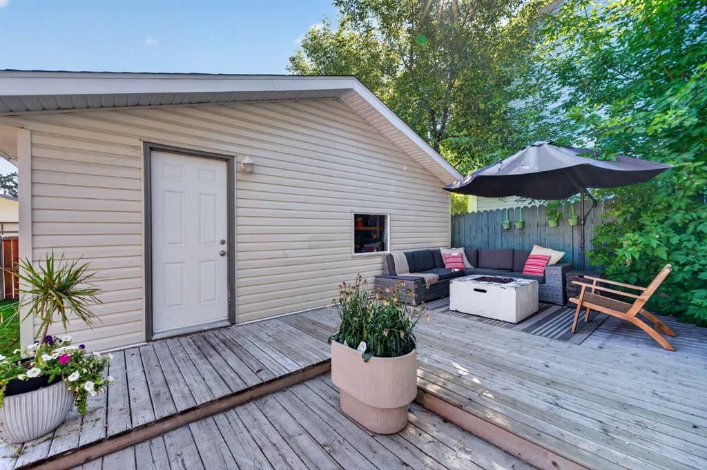 255 Shawcliffe Circle SW, Calgary — photo 3 of 46