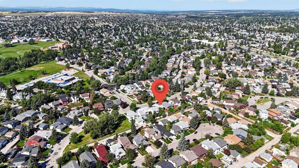 255 Shawcliffe Circle SW, Calgary — photo 5 of 46