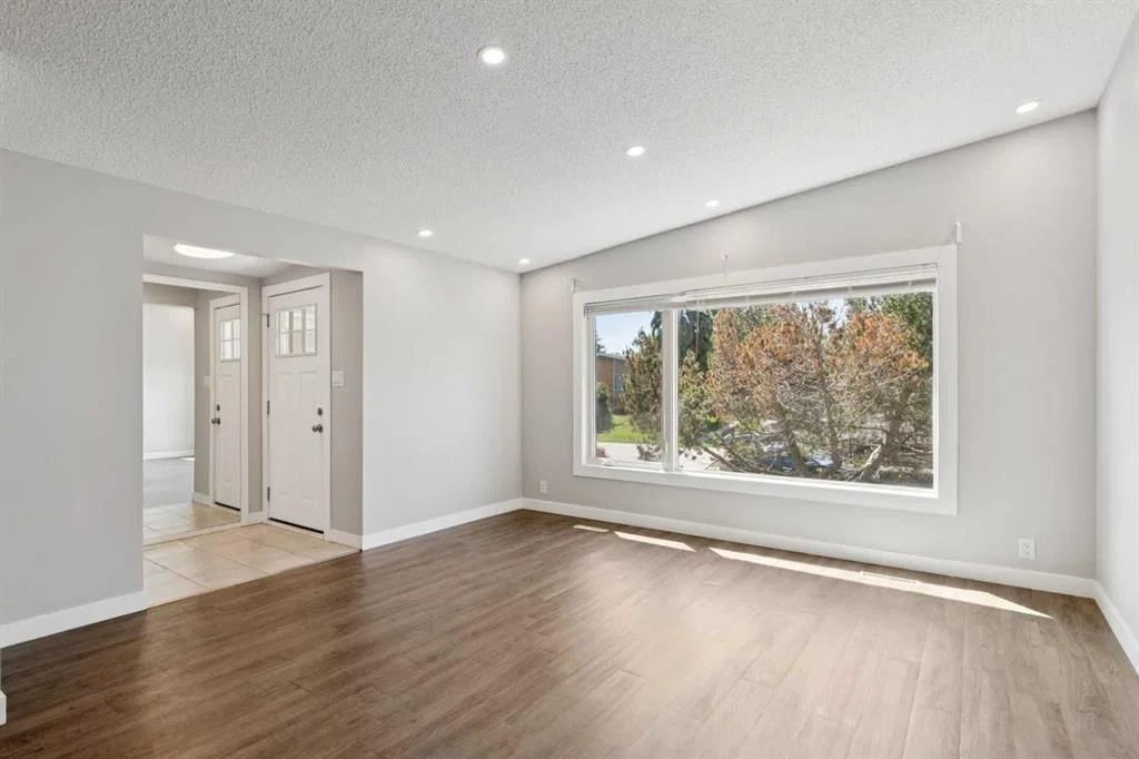 702 Kingsmere Crescent SW, Calgary — photo 2 of 37