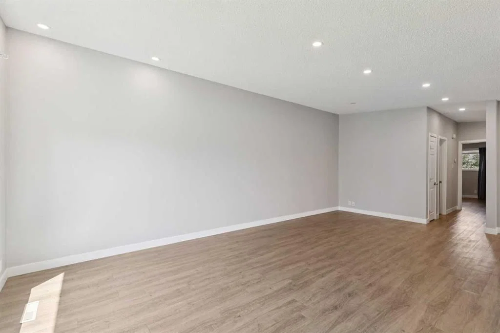 702 Kingsmere Crescent SW, Calgary — photo 5 of 37