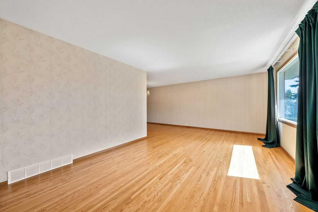 28 Brazeau Crescent SW, Calgary — photo 4 of 46