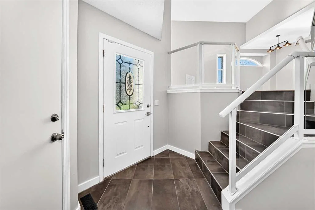 19 Valley Brook Circle NW, Calgary — photo 4 of 47