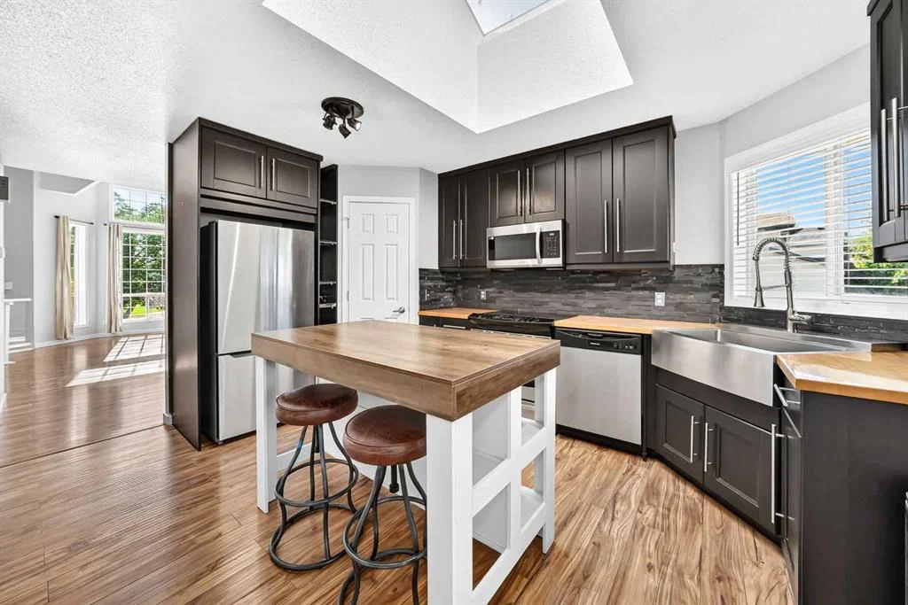 19 Valley Brook Circle NW, Calgary — photo 5 of 47