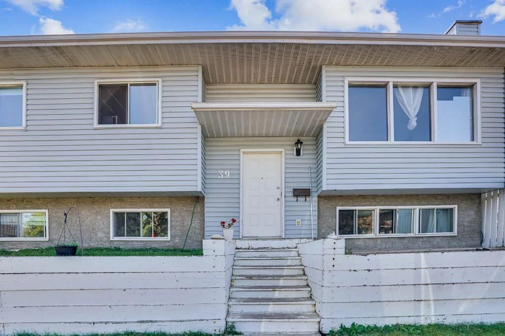 39 Ventura Road NE, Calgary — main listing photo
