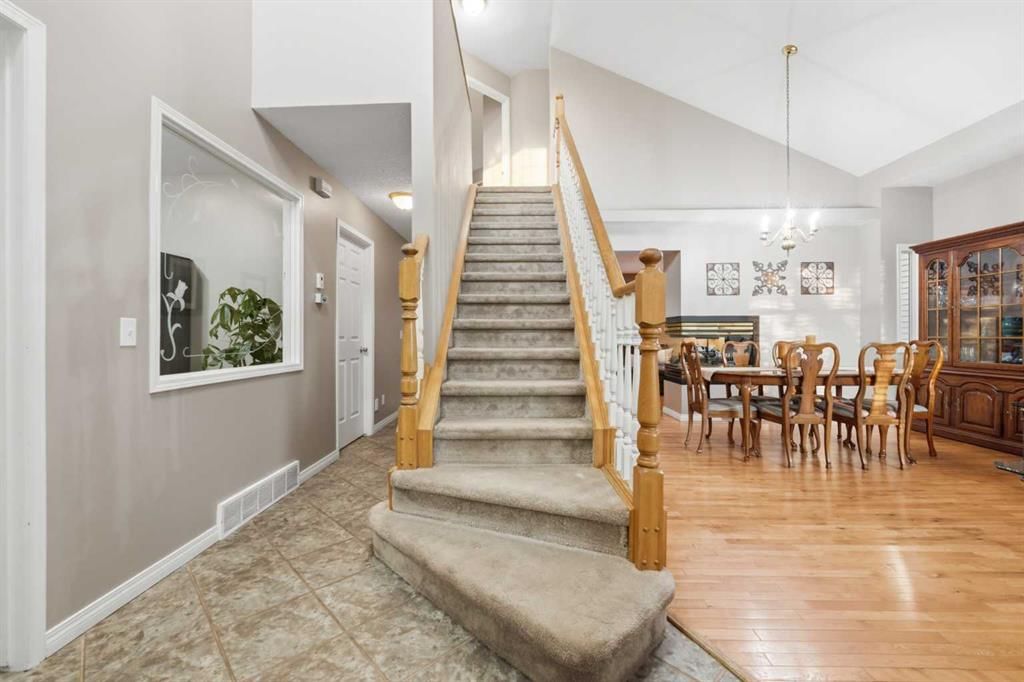 76 Valley Meadow Close NW, Calgary — photo 3 of 50