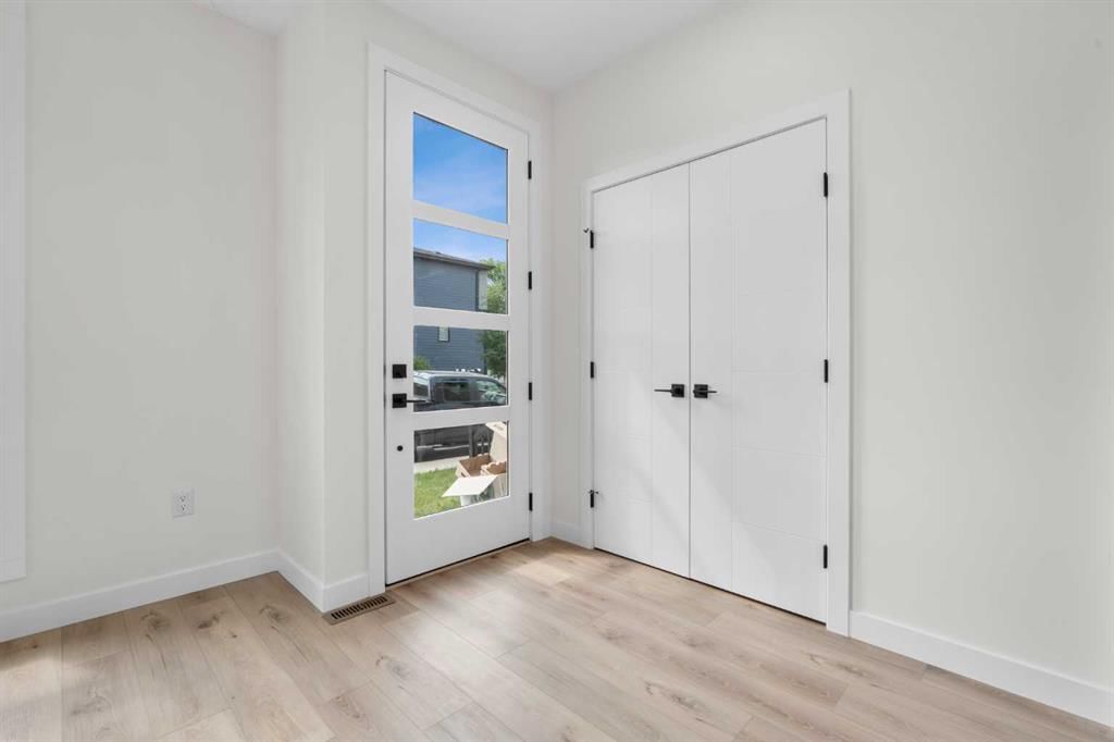 2352 7 Street NW, Calgary — photo 2 of 45
