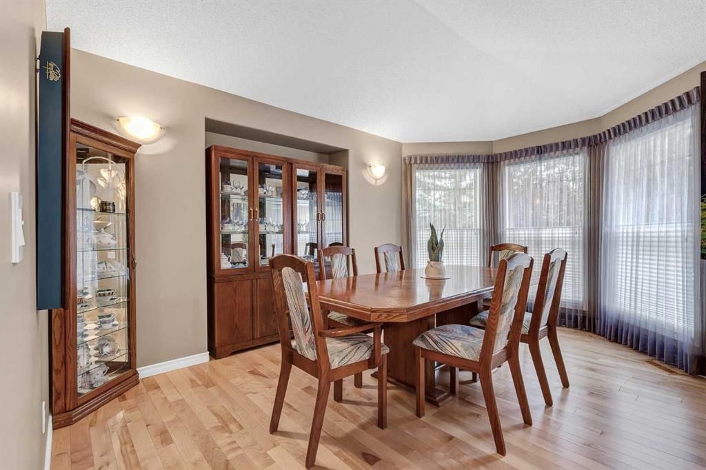 10 Strathlea Grove SW, Calgary — photo 3 of 45