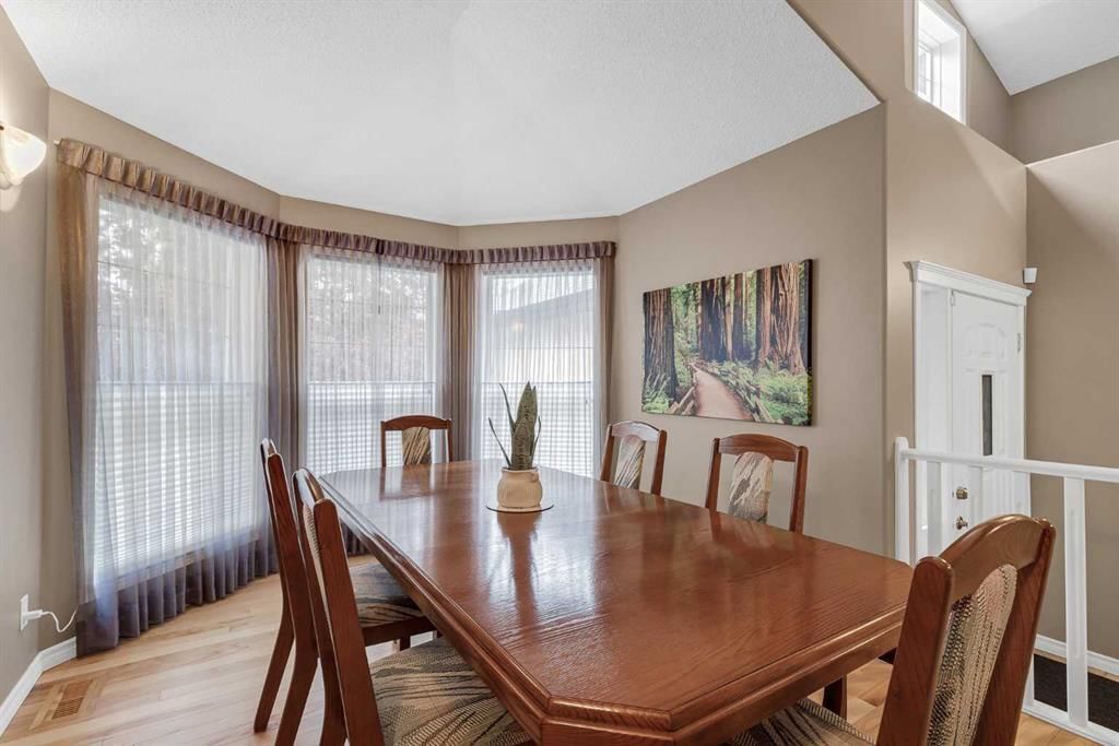 10 Strathlea Grove SW, Calgary — photo 4 of 45