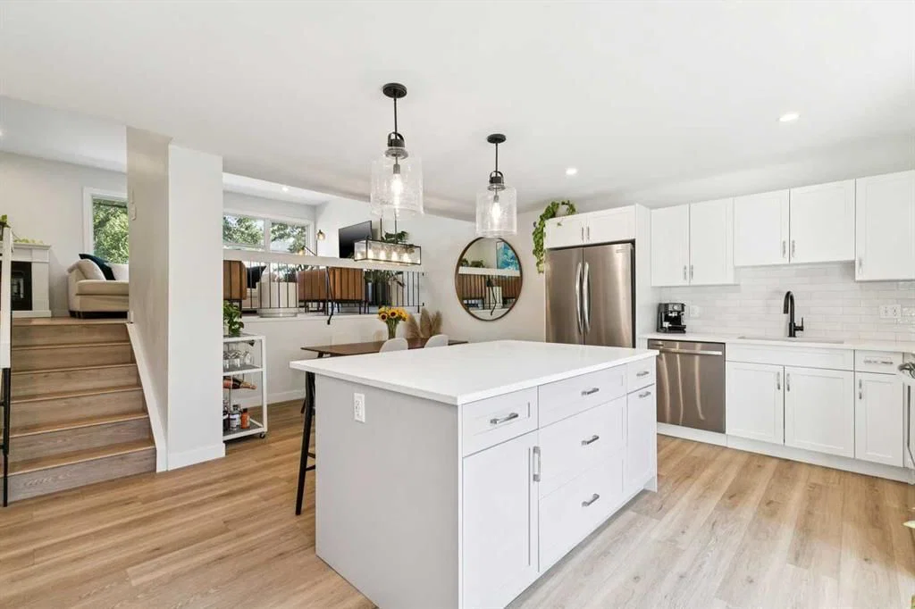 16 Brae Glen Court SW, Calgary — photo 4 of 30