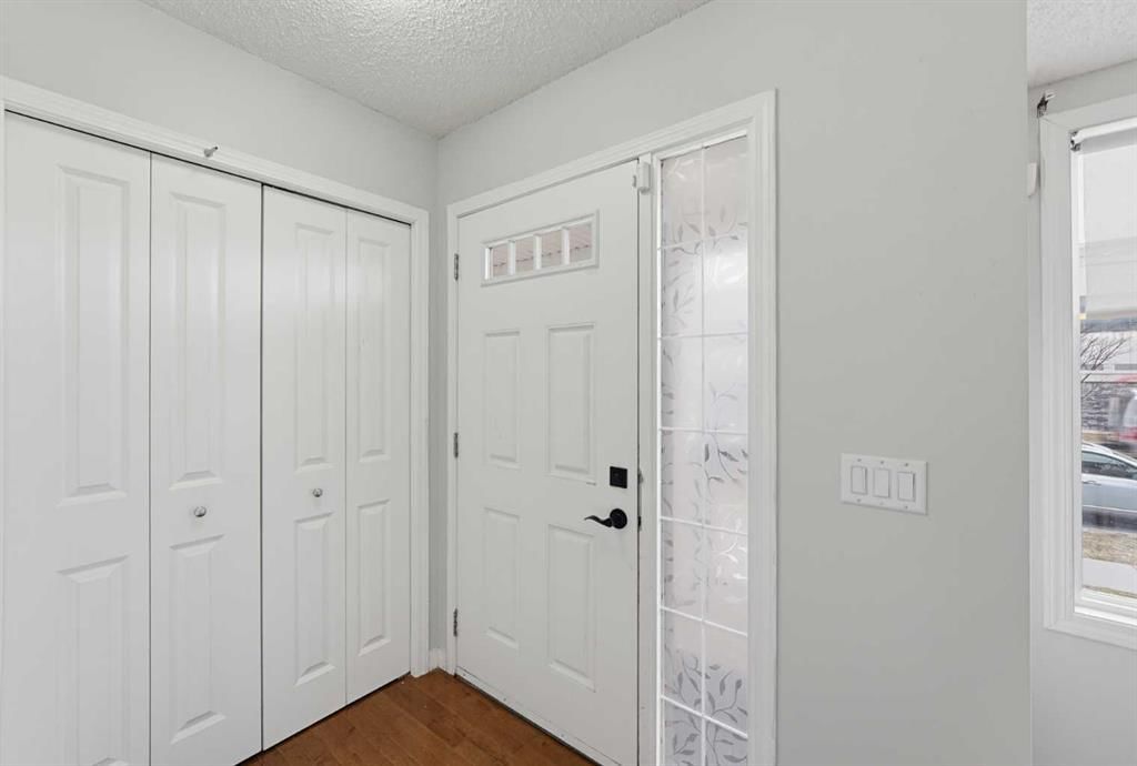 8395 Saddlebrook Drive NE, Calgary — photo 4 of 39