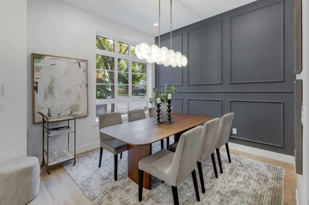 2042 56 Avenue SW, Calgary — photo 3 of 45
