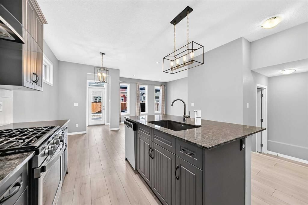 682 Redstone Drive NE, Calgary — photo 3 of 31
