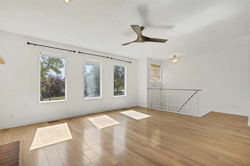 1230 Berkley Drive NW, Calgary — photo 3 of 32