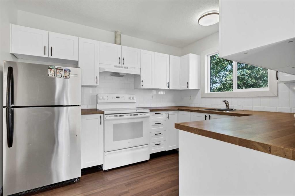 1230 Berkley Drive NW, Calgary — photo 5 of 32