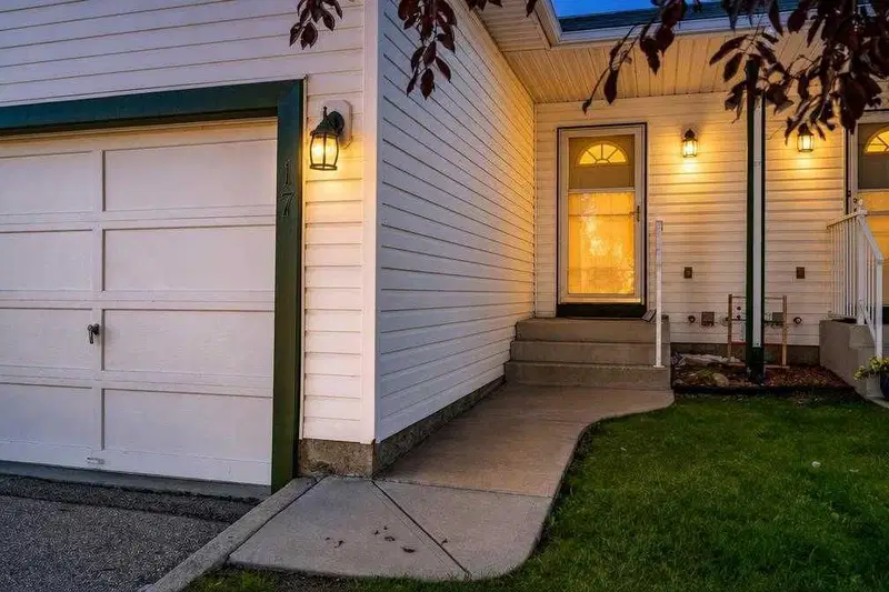 17 Sandpiper Link NW, Calgary — photo 2 of 41