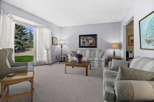 8 Deerbow Circle SE, Calgary — photo 4 of 42