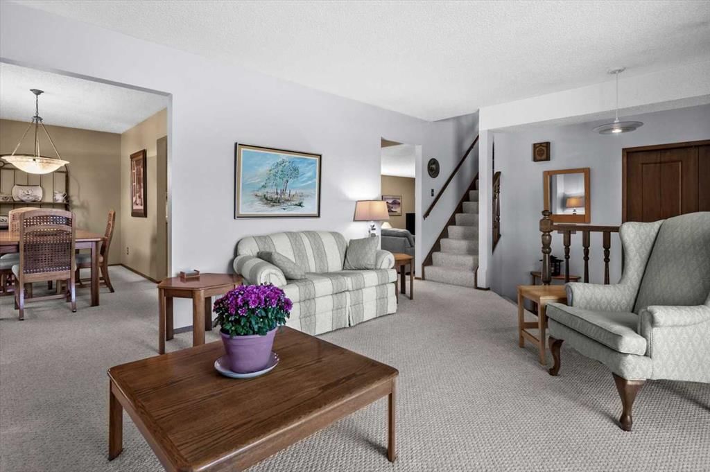 8 Deerbow Circle SE, Calgary — photo 5 of 42