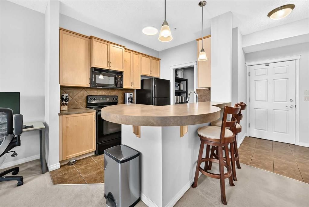 204, 37 Prestwick Drive SE, Calgary — photo 4 of 31