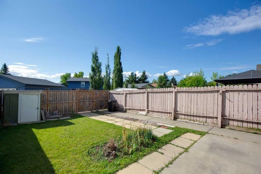 175 Castleridge Drive NE, Calgary — photo 3 of 22