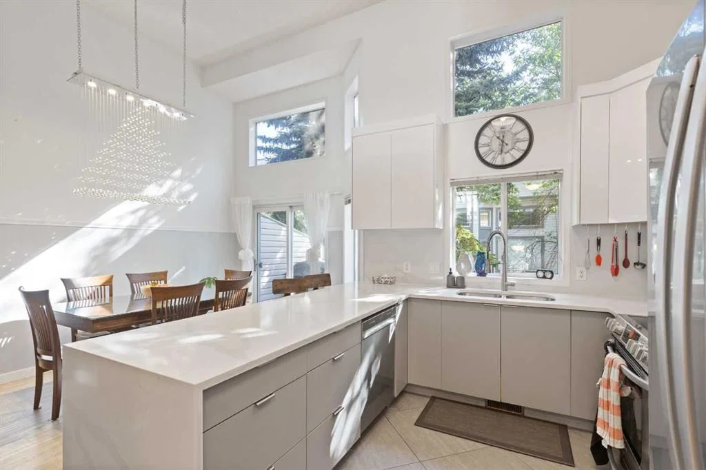 12 Kingsland Villas SW, Calgary — main listing photo