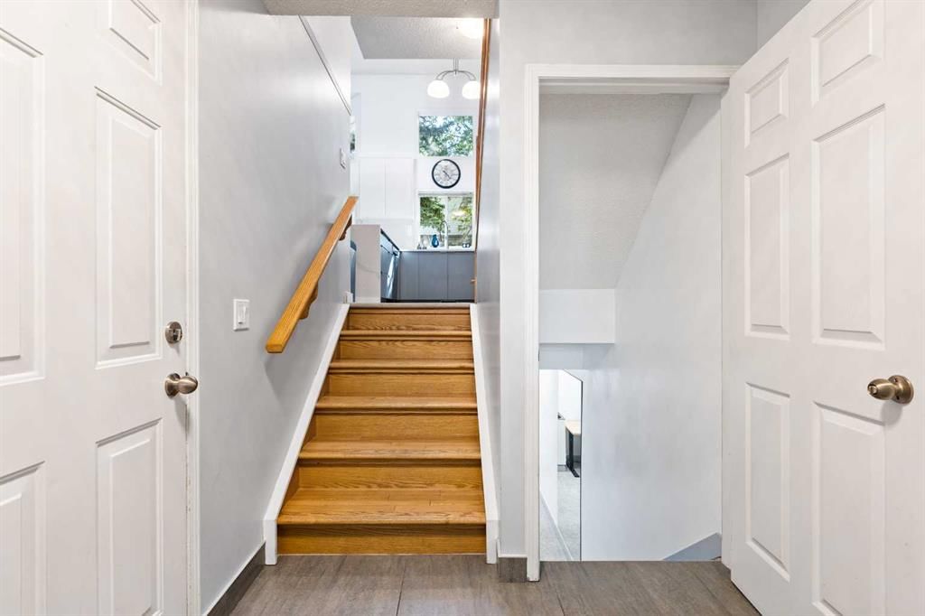 12 Kingsland Villas SW, Calgary — photo 3 of 39
