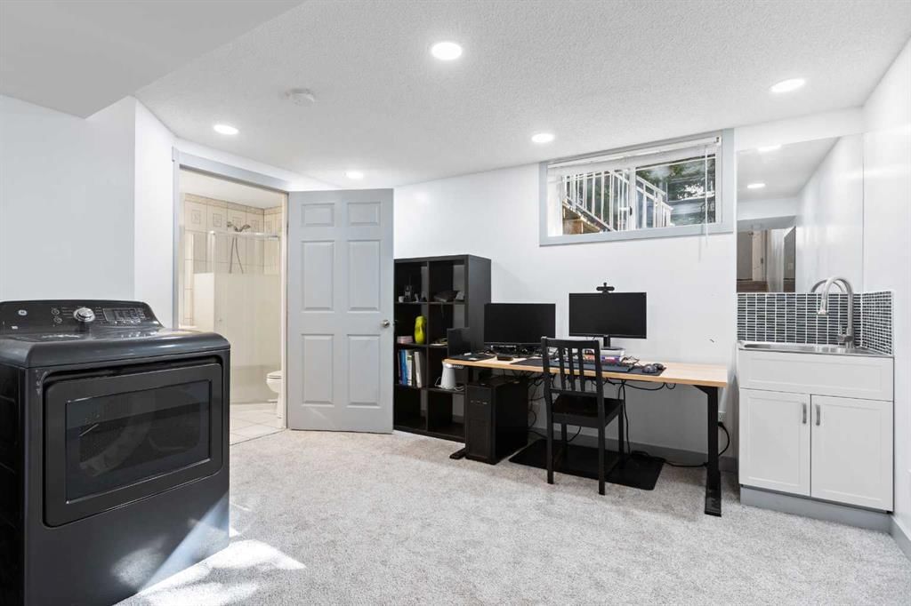 12 Kingsland Villas SW, Calgary — photo 4 of 39