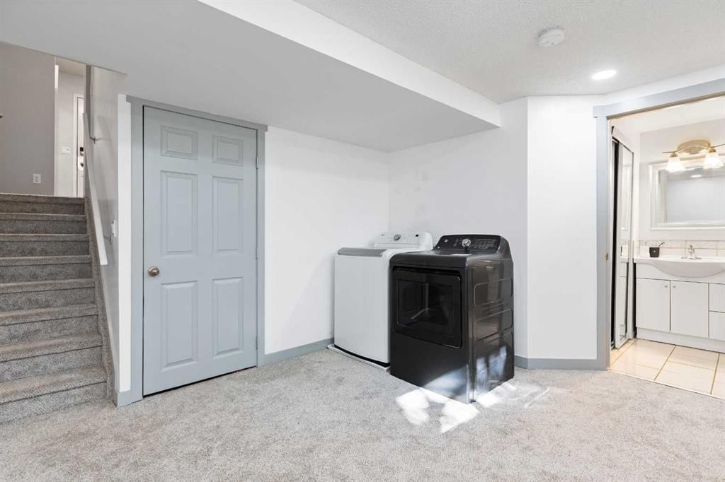 12 Kingsland Villas SW, Calgary — photo 5 of 39