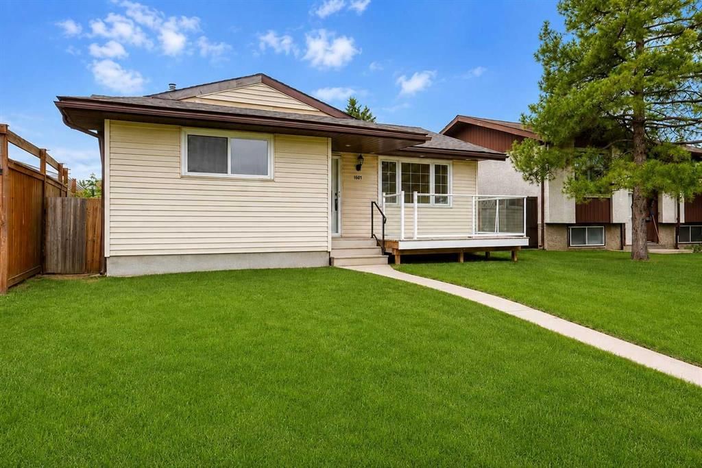6607 Malvern Road NE, Calgary — photo 2 of 27
