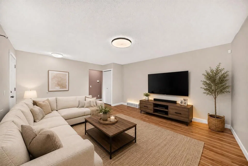 6607 Malvern Road NE, Calgary — photo 3 of 27
