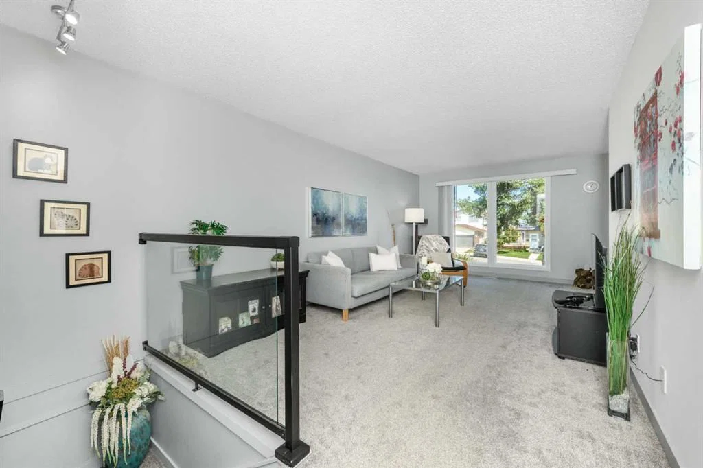 48 Bermuda Court NW, Calgary — photo 2 of 27