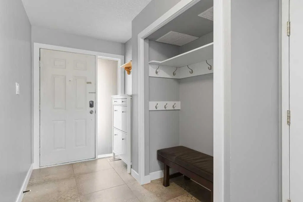 3929 Point Mckay Road NW, Calgary — photo 4 of 46