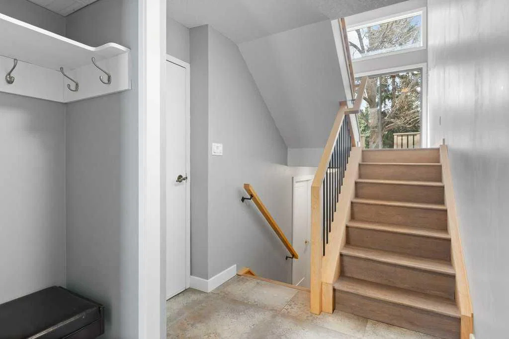 3929 Point Mckay Road NW, Calgary — photo 5 of 46