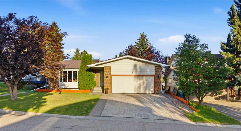 6016 Dalcastle Crescent NW, Calgary — photo 2 of 50