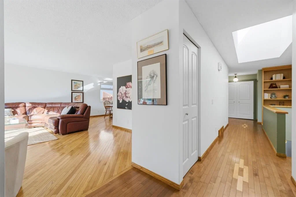 6016 Dalcastle Crescent NW, Calgary — photo 4 of 50