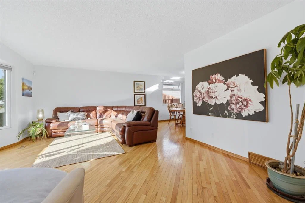 6016 Dalcastle Crescent NW, Calgary — photo 5 of 50