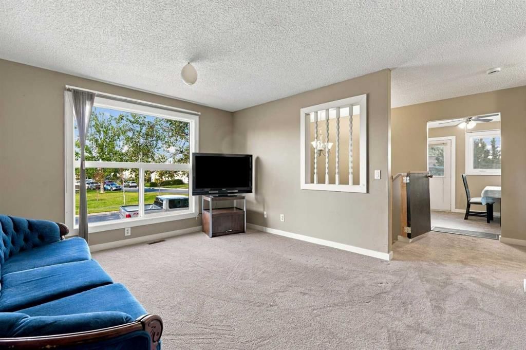 64 Castlebrook Rise NE, Calgary — photo 2 of 42