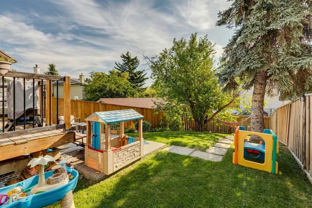 558 Strathcona Drive SW, Calgary — photo 3 of 21